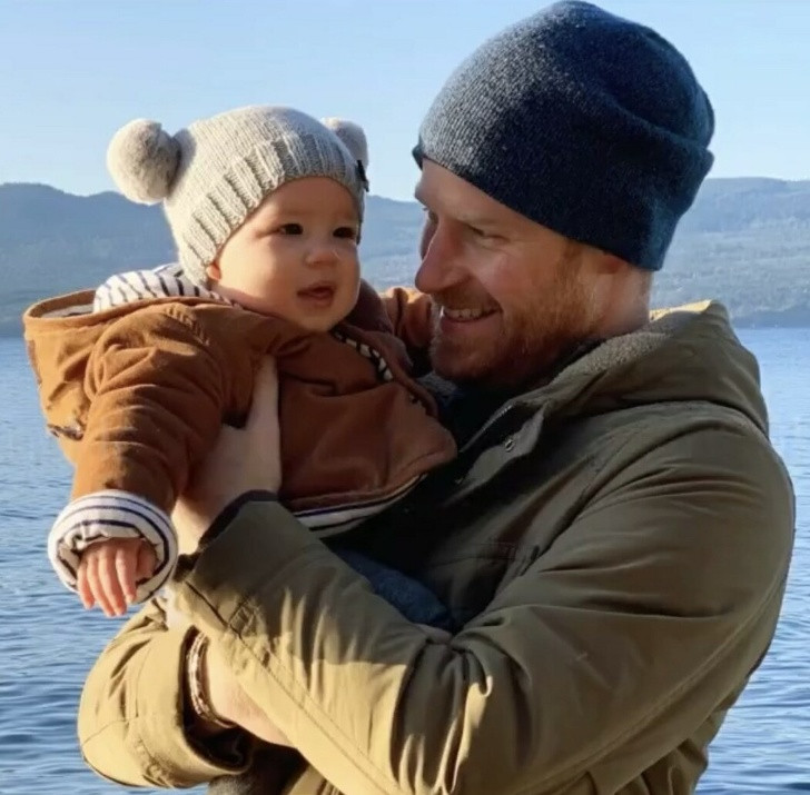 Hoàng tử Anh Harry bế con trai, Archie, tại Canada.