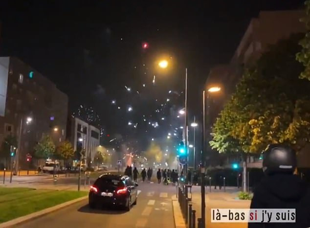 Cảnh sát đã sử dụng hơi cay và dùi cui ở Villeneuve-la-Garenne, phía bắc Paris, vào sáng 20/4 để trấn áp đám đông người biểu tình.