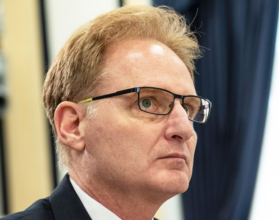 Sau đó, ông Modly đã phải đối mặt với phản ứng dữ dội vì hành vi sa thải và chế giễu chỉ huy của tàu sân bay USS Theodore Roosevelt. Nhiều thủy thủ và nghị sĩ Mỹ kêu gọi ông Modly từ chức.