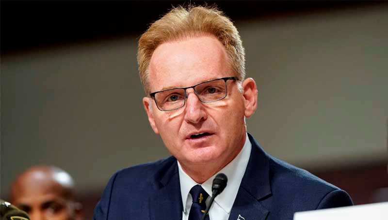 3 thủy thủ trên tàu USS Theodore Roosevelt được phát hiện nhiễm COVID-19 hôm 24/3. Do vậy, ông Crozier đã viết một lá thư báo động kêu gọi hành động mạnh mẽ hơn từ Hải quân để giúp ngăn chặn sự lây lan của virus SARS-CoV-2 trên tàu. Tuy nhiên, lá thư này sau đó bị rò rỉ với giới truyền thông. Ảnh: FTO.