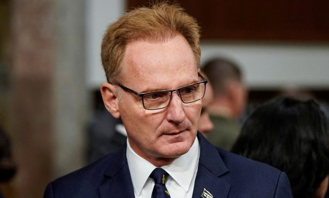 Động thái của ông Crozier được thủy thủ đoàn ủng hộ song khiến Bộ trưởng Modly tức giận. Ông Modly liền ra quyết định tước quyền chỉ huy tàu USS Theodore Roosevelt của đại tá này. Ảnh: Reuters.