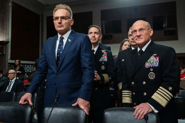 Quyền Bộ trưởng Hải quân Mỹ Thomas Modly quê ở Cleveland, Ohio. Ông tốt nghiệp Học viện Hải quân Mỹ vào năm 1983, có bằng Thạc sĩ trường Đại học Georgetown và bằng Thạc sĩ Quảng trị Kinh doanh của Trường Kinh doanh Harvard. Ảnh: NYT.