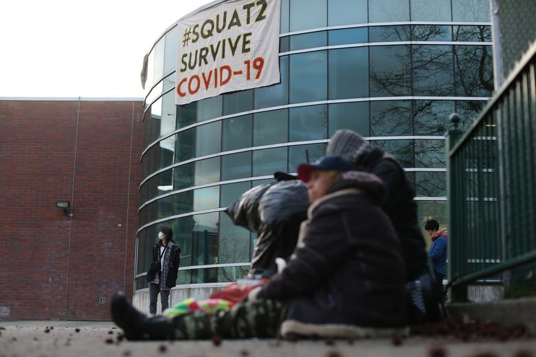 Một số người ngồi trước một trung tâm cộng đồng để phản đối việc thiếu hỗ trợ cho người vô gia ở Surrey, Bristish Columbia, Canada, ngày 1/4.
