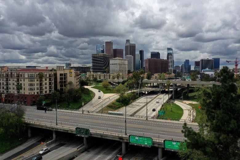 Ảnh chụp tại đường cao tốc 110 ở Los Angeles, California, ngày 20/3 sau khi bang California yêu cầu người dân ở nhà. Mời độc giả xem thêm video: WHO chính thức đặt tên cho virus corona mới là SARS-CoV-2 (Nguồn video: VTC1)