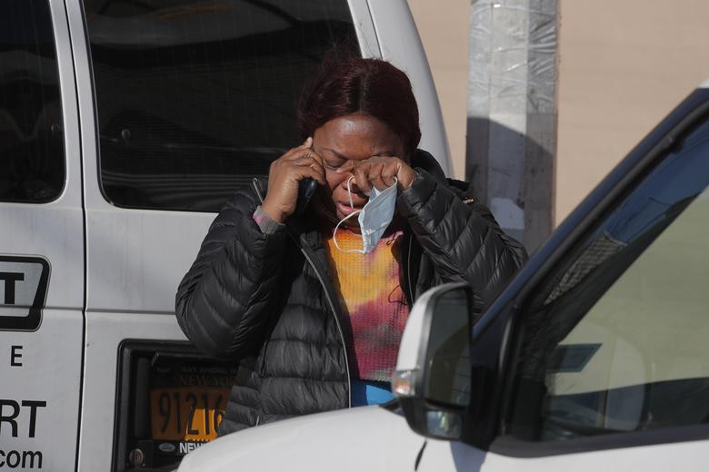 Người phụ nữ bật khóc phía sau trung tâm y tế Wyckoff Heights.