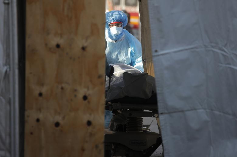 Nhân viên y tế đưa một thi thể vào nhà xác tạm thời bên ngoài trung tâm y tế Wyckoff Heights ở Brooklyn, New York, ngày 6/4.