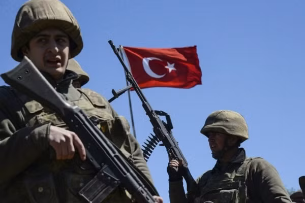 Tho Nhi Ky phao kich du doi Quan doi Syria tren chien truong Dong Idlib