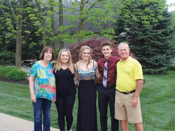 Buddy cho biết anh chia sẻ chuyện buồn của gia đình để cảnh báo mọi người về mức độ nghiêm trọng của dịch bệnh COVID-19. Ảnh: Ông bà Stuart lúc còn sống chụp ảnh cùng các con cháu. Ảnh: Insider.