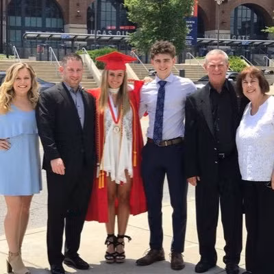 Khi bố tôi bị sốt, hai người vào bệnh viện lần nữa. Chỉ có bố tôi được nhập viện, còn mẹ thì về nhà vì không sốt, tình trạng sức khỏe khá ổn", Buddy kể lại. Ảnh: Twitter.