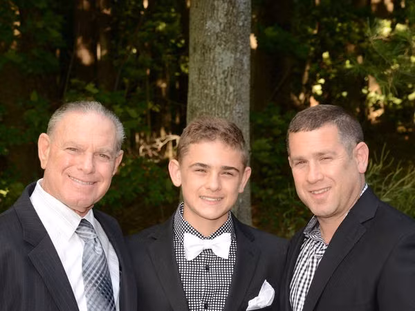 "Đôi khi mọi người, đặc biệt là những người trẻ tuổi, có thể cảm thấy như họ miễn dịch (với bệnh tật), nhưng nó không đơn giản như vậy", Buddy nói, đồng thời khuyến khích mọi người thực hiện cách ly xã hội, rửa thay thường xuyên và quan trọng là hãy ở yên trong nhà. Ảnh: Insider.