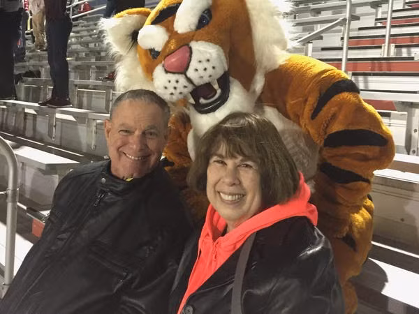 "Chỉ vài tuần trước, bố mẹ tôi vẫn khỏe mạnh. Họ là những người rất phi thường. Họ qua đời chỉ cách nhau 6 phút", Buddy nói trong đoạn video được chia sẻ rộng rãi trên Twitter. Ảnh: Vợ chồng ông Stuart lúc còn sống. Ảnh: Insider.