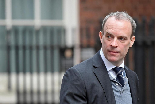 Ngoại trưởng Dominic Raab sinh ngày 25/2/1974 tại Buckinghamshire. Ông từng theo học trường Lady Margaret Hall thuộc Đại học Oxford và tốt nghiệp ngành Luật. Ngoài ra, ông cũng từng theo học tại trường Jesus thuộc Đại học Cambridge. Ảnh: Reuters.