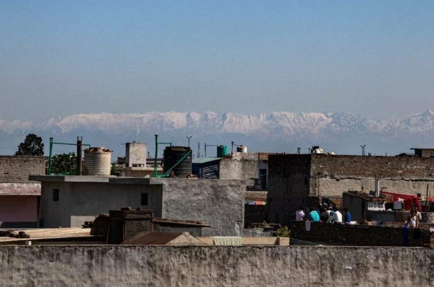 Nhiều cư dân sống ở miền Bắc Ấn Độ cũng chia sẻ ảnh chụp dãy núi Himalaya chụp từ nhà của họ.