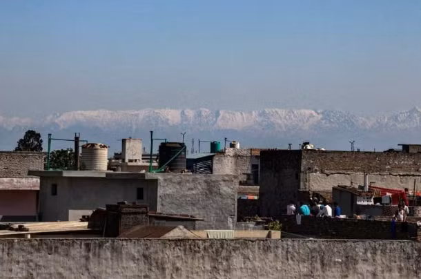 Nhiều cư dân sống ở miền Bắc Ấn Độ cũng chia sẻ ảnh chụp dãy núi Himalaya chụp từ nhà của họ.