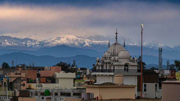 Dãy núi Himalaya nhìn từ Punjab.