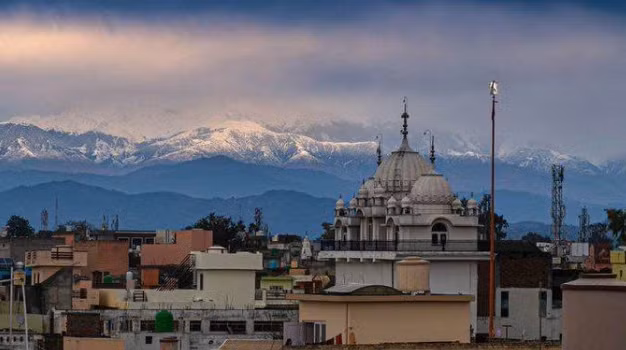 Dãy núi Himalaya nhìn từ Punjab.