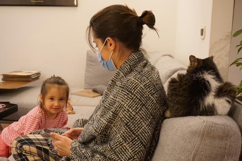 Cô Cecilia đeo khẩu trang ngồi gần con gái 4 tuổi, Petra Marianelli, khi trở về nhà hôm 31/3. Cô lo lắng có thể lây bệnh cho người thân trong gia đình. "Nếu Petra ôm tôi, tôi sợ rằng sau 15 ngày con bé sẽ mắc bệnh, hoặc khi tôi nghe thấy tiếng ho của chồng tôi, anh Lorenzo, tôi nghĩ đó là lỗi của tôi. Sau đó, tôi luôn phải cố gắng tự trấn an mình", nữ bác sĩ chia sẻ.