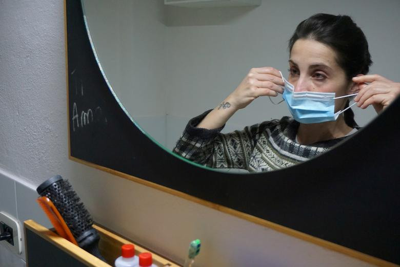 Và tạm tháo khẩu trang sau khi trở về nhà từ bệnh viện. Mời độc giả xem thêm video: WHO chính thức đặt tên cho virus corona mới là SARS-CoV-2 (Nguồn video: VTC1)