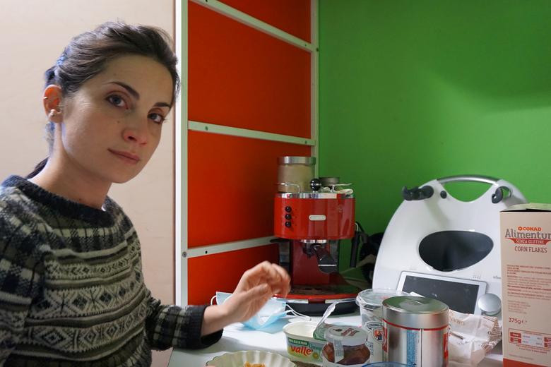 Bác sĩ Cecilia Bartalena ăn bữa sáng trước khi bắt đầu ngày làm việc dài tại phòng cấp cứu của Bệnh viện Cisanello hôm 2/4.