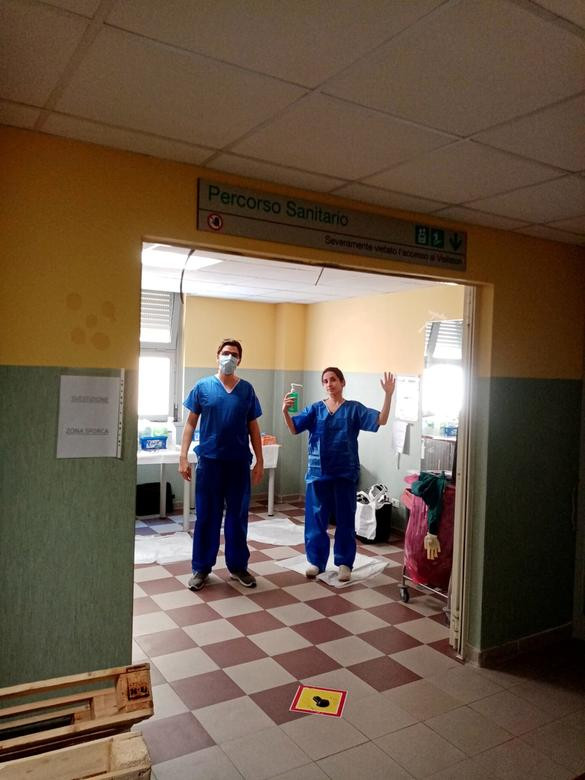 Bức ảnh này chụp bác sĩ Cecilia Bartalena đứng cạnh đồng nghiệp trước khi chăm sóc cho bệnh nhân COVID-19 tại bệnh viện Cisanello hôm 2/4.