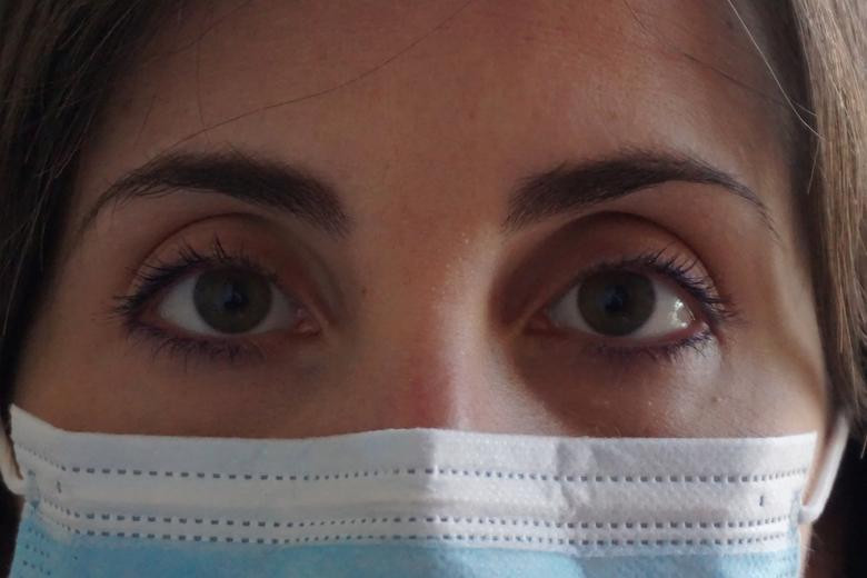 Bác sĩ Cecilia Bartalena đeo khẩu trang trong nhà ở Pisa ngày 1/4.