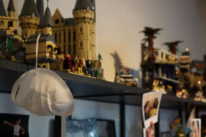 Chiếc mặt nạ được treo trong nhà của bác sĩ Cecilia. Mỗi lần vào phòng cách ly điều trị cho bệnh nhân nhiễm virus corona chủng mới, cô lại tự hỏi: "Tại sao tôi làm việc này?". "Chắc chắn không phải vì tiền. Tôi làm điều đó vì các bệnh nhân và đồng nghiệp của tôi. Chúng tôi không phải là người hùng, chúng tôi cũng sợ", cô chia sẻ.