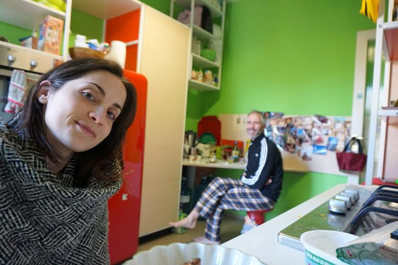 Cô ngồi ăn tại một góc riêng trong nhà.