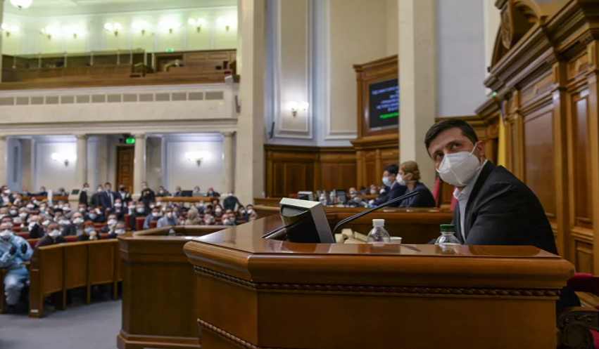 Tổng thống Ukraine Volodymyr Zelensky đeo khẩu trang khi tham dự một cuộc họp khẩn cấp của Quốc hội tại thủ đô Kiev hôm 30/3.