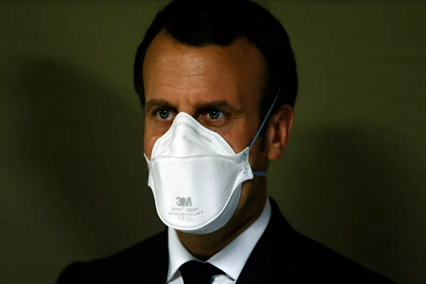 Tổng thống Pháp Emmanuel Macron đeo khẩu trang trong chuyến thăm bệnh viện dã chiến bên ngoài Bệnh viện Emile Muller ở Mulhouse, miền đông nước Pháp, hôm 25/3.