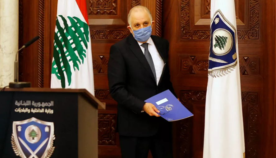 Bộ trưởng Nội vụ Lebanon Mohammad Fahmi đeo khẩu trang cẩn thận khi đến dự một buổi họp báo tại Beirut ngày 22/3, sau khi Thủ tướng Lebanon Hassan Diab yêu cầu thực thi những biện pháp mạnh mẽ hơn để người dân ở nhà và ngăn tụ tập đông người nhằm ngăn chặn sự bùng phát của dịch bệnh do virus corona chủng mới gây ra.