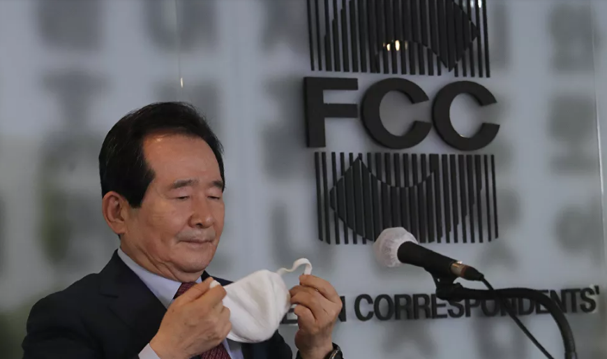 Thủ tướng Hàn Quốc Chung Se-kyun tổ chức một buổi họp báo về các biện pháp phòng, chống COVID-19 gần đây của Hàn Quốc, tại Câu lạc bộ Phóng viên Seoul hôm 27/3.