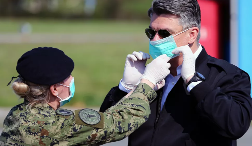 Tổng thống Croatia Zoran Milanovic đeo khẩu trang trước khi thăm các khu lều trại dành cho bệnh nhân COVID-19 tại Bệnh viện Dubrava ở Zagreb ngày 21/3.