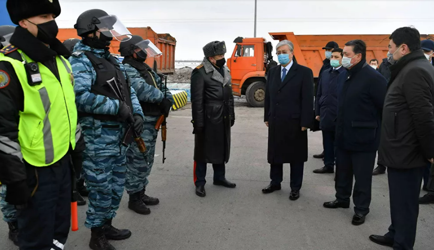 Tổng thống Kazakhstan Kassym-Jomart Tokayev trong chuyến thị sát một trạm kiểm soát ở ngoại ô Nur-Sultan ngày 19/3. Tính đến trưa ngày 3/4, số ca nhiễm COVID-19 trên toàn thế giới đã lên đến hơn 1 triệu người, với hơn 53.000 ca tử vong.
