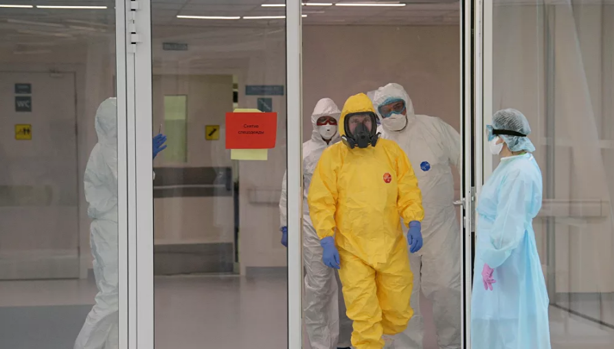 Tổng thống Nga Vladimir Putin mặc đồ bảo hộ tới thăm một bệnh viện điều trị cho bệnh nhân COVID-19 tại Moscow ngày 24/3.