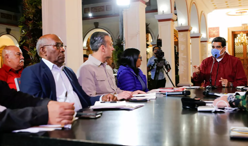 Tổng thống Venezuela Nicolas Maduro đeo khẩu trang khi phát biểu trong một cuộc họp tại Dinh Miraflores ở Caracas ngày 13/3.