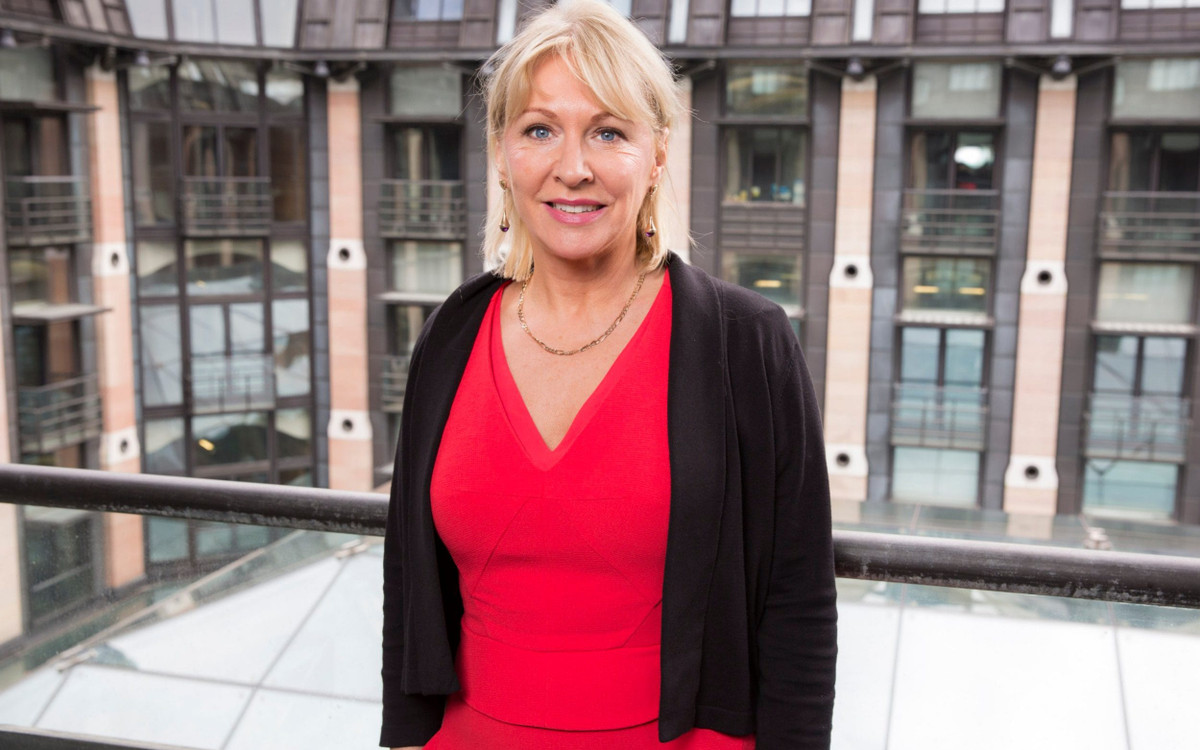 Bà Nadine Dorries trở thành nghị sĩ đầu tiên ở Anh nhiễm COVID-19. Nguồn tin cho biết thêm, Thứ trưởng Dorries đã gặp hàng trăm người tại Quốc hội và từng tham dự tiệc chiêu đãi mừng Ngày Quốc tế Phụ nữ 8/3 tại Dinh Thủ tướng Anh. Được biết, Thủ tướng Boris Johnson và hôn thê của ông là Carrie Symonds đều có mặt trong buổi tiệc đó. Ảnh: Telegraph.