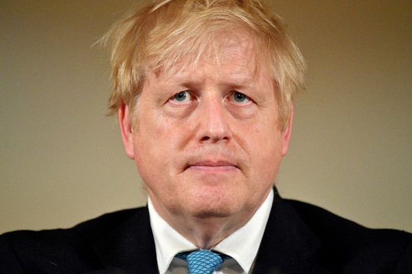 Tuy nhiên, sau 10 ngày tự cách ly tại nhà, tối 5/4, Thủ tướng Boris Johnson đã phải nhập viện do tiếp tục xuất hiện các triệu chứng dai dẳng của bệnh COVID-19. Sau đó, ông được đưa vào trong phòng chăm sóc tích cực (ICU) của bệnh viện ở thủ đô London. Ảnh: AP.