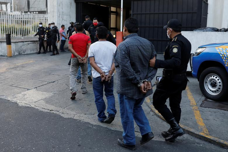 Cảnh sát Guatemala áp giải một số người đàn ông bị bắt giữ vì vi phạm lệnh giới nghiêm tại thành phố Guatemala, ngày 3/4.
