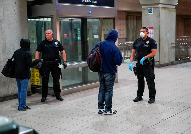 Cảnh sát Los Angeles (Mỹ) hỏi mục đích đi lại của hành khách tại nhà ga Union ở California hôm 4/4.