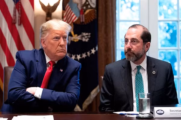 Truyền thông đưa tin, chính quyền Tổng thống Mỹ Donald Trump đang cân nhắc khả năng thay thế Bộ trưởng Y tế và Dịch vụ Dân sinh Alex Azar (phải), vì những xử lý sai lầm của ông Alex trong giai đoạn đầu dịch COVID-19 bùng phát tại Mỹ. Ảnh: EPA.