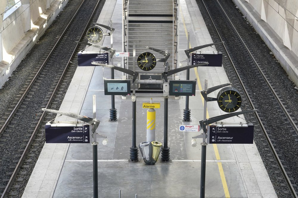 Pháp, một trong những nước bị ảnh hưởng nặng nhất bởi dịch bệnh ở châu Âu cũng như trên thế giới, đang áp dụng các biện pháp cứng rắn để ngăn chăn sự lây lây của virus, sau khi chính phủ bị chỉ trích vì phản ứng chậm chạp lúc đầu.