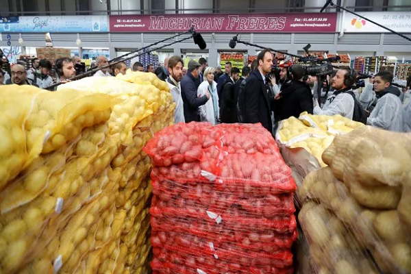 Ca tu vong vi COVID-19 tang manh, Phap bien cho thuc pham thanh nha xac-Hinh-4