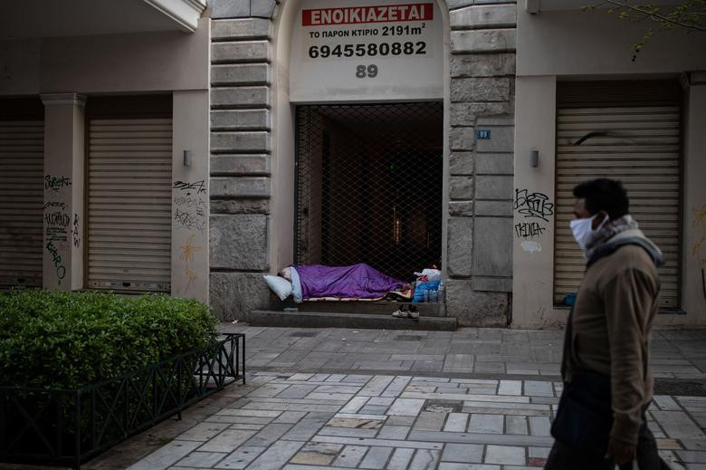 Không có nhà, nhiều người vô gia cư phải ngủ ngoài đường phố, trên bậc thềm,... ở Athens, Hy Lạp.