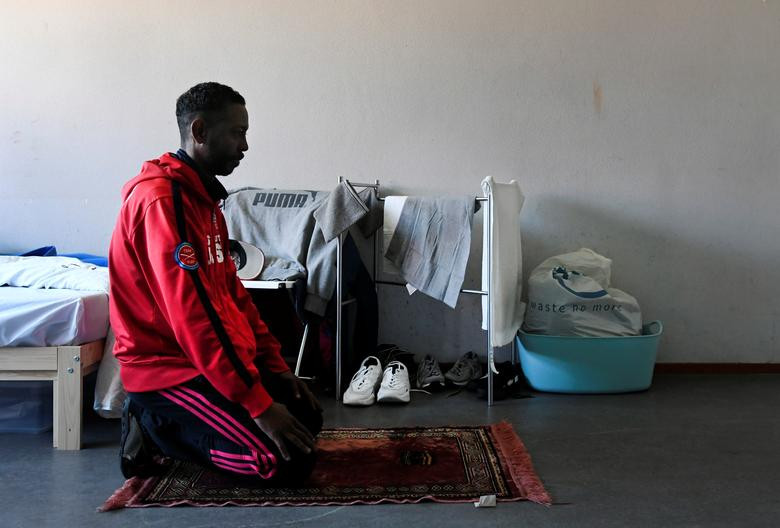 Trong phòng của nhà tù cũ Overmaze được sử dụng làm nơi tránh "bão" COVID-19 tạm thời ở Maastricht, Hà Lan, một người đàn ông vô gia cư cầu nguyện hôm 16/4. Mời độc giả xem thêm video: WHO chính thức đặt tên cho virus corona mới là SARS-CoV-2 (Nguồn video: VTC1)