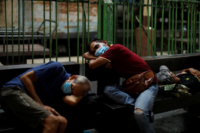 Nhiều người phải ngủ trên ghế trong ga tàu Hua Lamphong ở thủ đô Bangkok, Thái Lan, ngày 3/4.