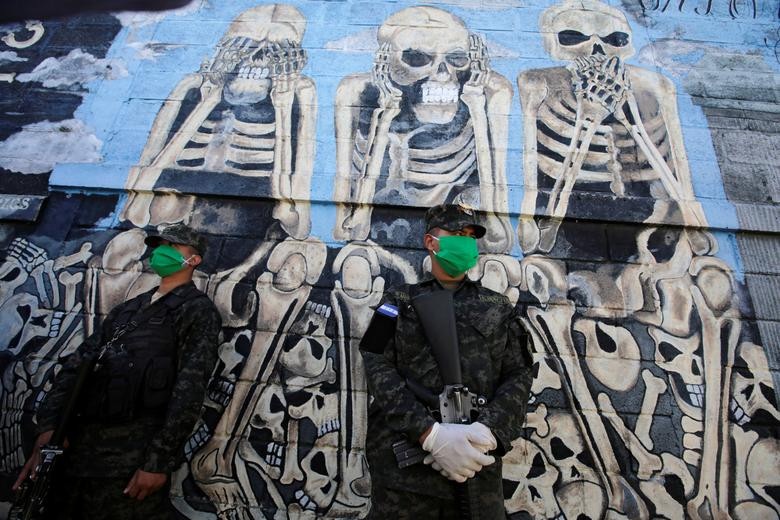 Binh sĩ Honduras canh gác tại nhà tù Tamara, ngoại ô Tegucigalpa ngày 27/3.