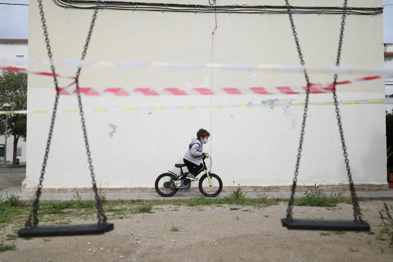 Thủ tướng Tây Ban Nha Sanchez ngày 25/4 cho biết, từ ngày 2/5, người dân Tây Ban Nha sẽ được phép tập thể dục ngoài trời nếu số ca nhiễm COVID-19 vẫn tiếp tục giảm. Theo đó, người dân sẽ có một giờ hoạt động ngoài trời với phạm vi cách nhà 1 km, có sự giám sát, trong khoảng thời gian từ 9h-21h.