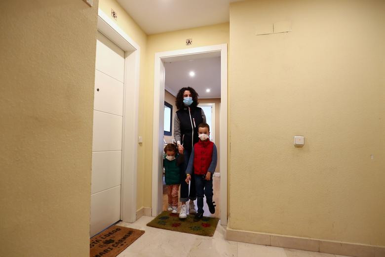 Cô Miriam del Peso đưa hai con Pablo và Sofia rời khỏi nhà để tới công viên lần đầu tiên sau 6 tuần tại Madrid hôm 26/4.