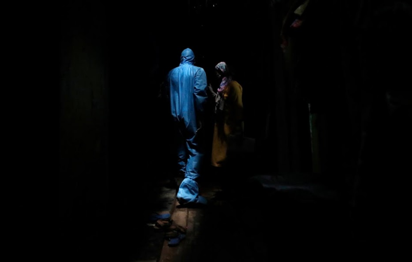 Nhân viên y tế "tuần tra" trong khu ổ chuột Dharavi.