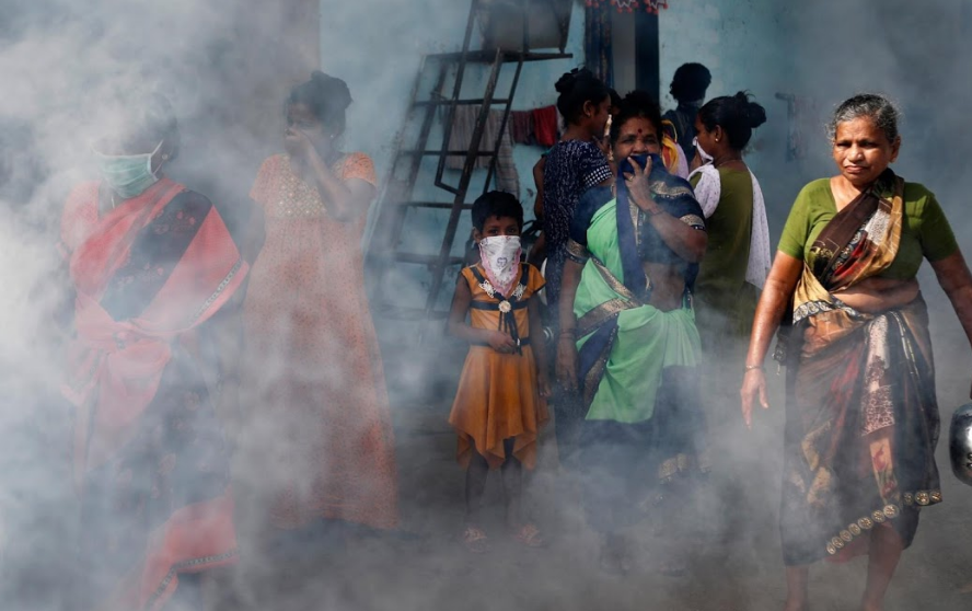 Khu ổ chuột được phun khử trùng.